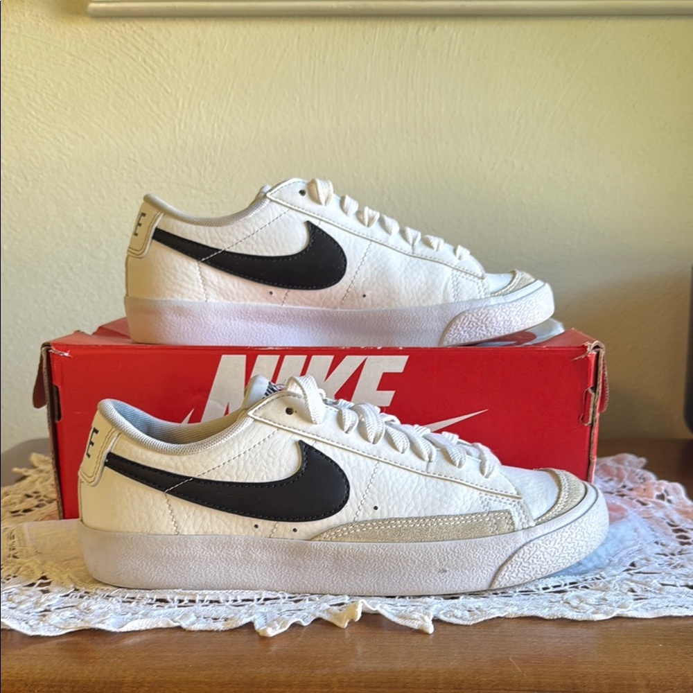 Nike White and Black Sneakers Classic Low-Top Design 5.5Y